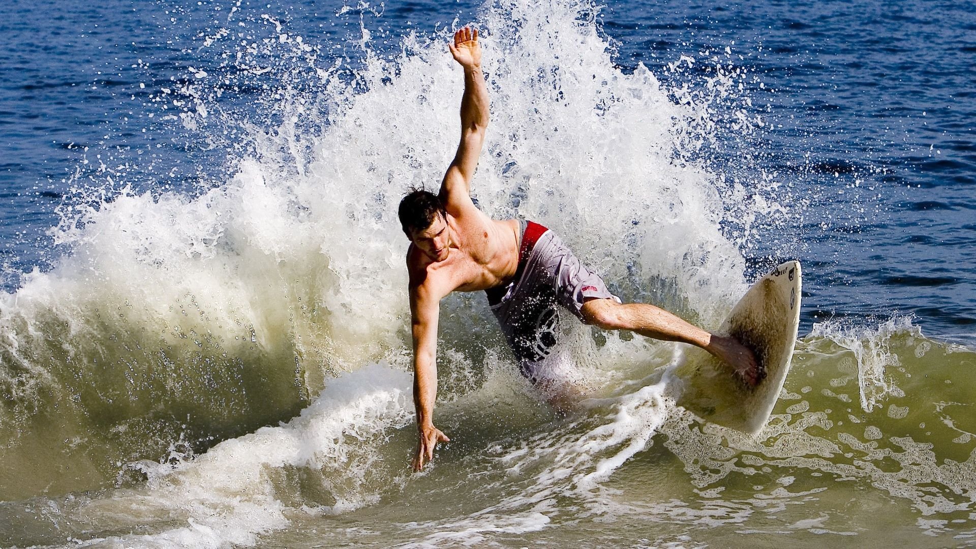 “山谷飞驰:陡峭赛段的速度激情”,山谷飞鸟